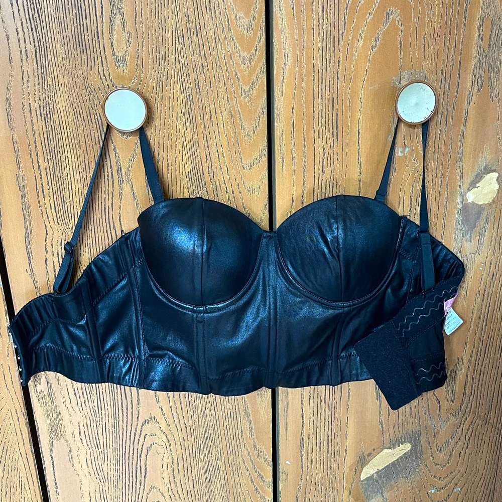 Black Crop Top w Built in Bra ✨